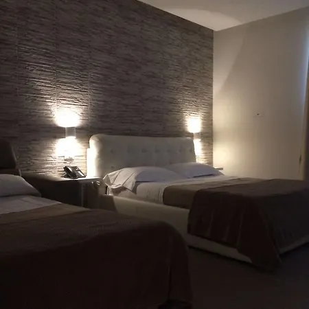 Domus Castroni Pompeo Magno Bed & Breakfast 3*