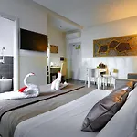 Domus Castroni Pompeo Magno Bed & Breakfast